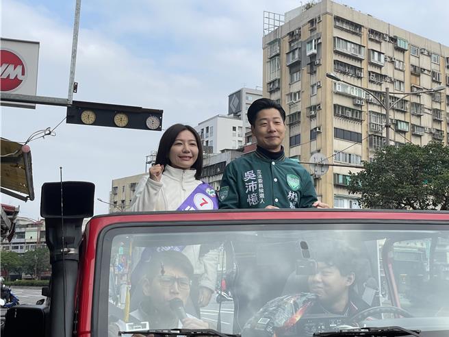 民进党台北市中正、万华立委候选人吴沛忆今与立委林昶佐一起车扫万华。（蔡佩珈摄）