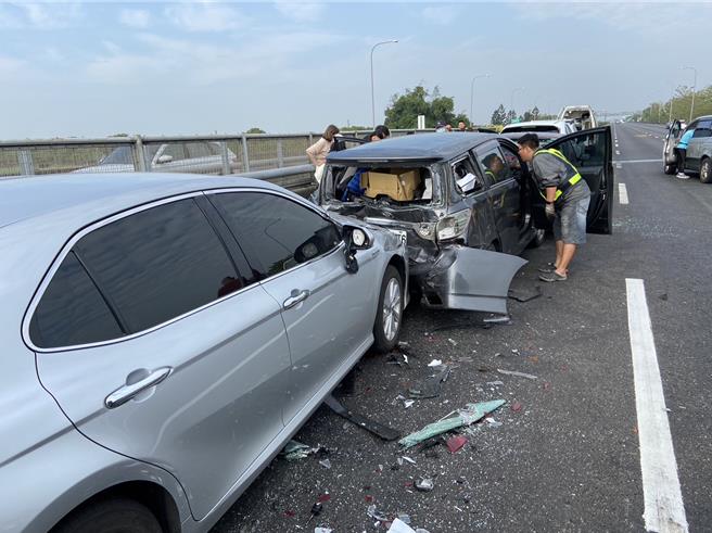 国道1号今（1日）涌现车流，北上243公里斗南段下午2点40分左右发生7辆车事故，7人受伤送医，其中2名孕妇，幸无大碍。（民眾提供））