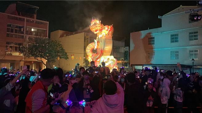 竹山镇竹艺灯节1日凌晨零时点灯，「云起龙跃」主灯秀同时启动，现场民眾惊呼抢拍。曾雪蒨摄