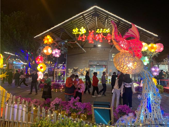 竹山镇竹艺元宵灯节即日起展开，分为菸叶馆与连兴宫两灯区，共展出30座花灯，为期56天。曾雪蒨摄