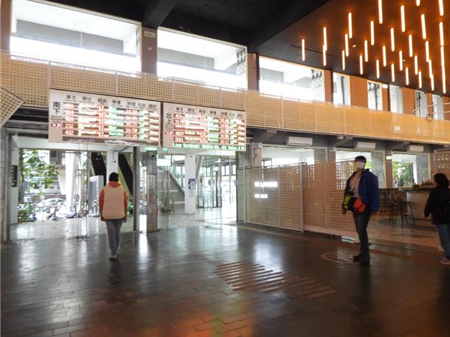 台铁公司3年多前在花莲车站西站（后站）穿堂中间，以钢索吊挂一座重约2吨的花莲特产「蛇纹石」装置艺术，却因地震频繁损及屋顶，站方去年11月已将其移除。（罗亦晽摄）