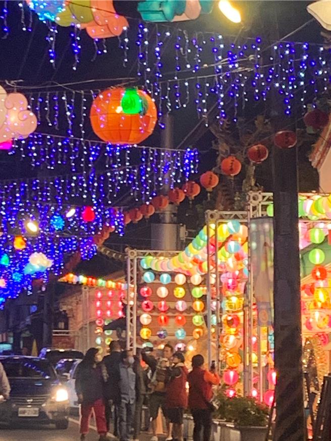 竹山路上副灯区连兴宫的灯墙炫亮吸睛。曾雪蒨摄