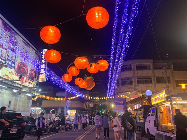 祖师街上方装设「桔祥龙」象徵吉祥如意，相当喜气。曾雪蒨摄