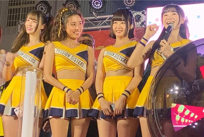 中信兄弟啦啦队4女神Passion Sisters短今(左起)、贵贵、希希、曼容到竹山参加跨年晚会倒数迎新年，还欣赏第1场灯会主灯秀超开心。曾雪蒨摄