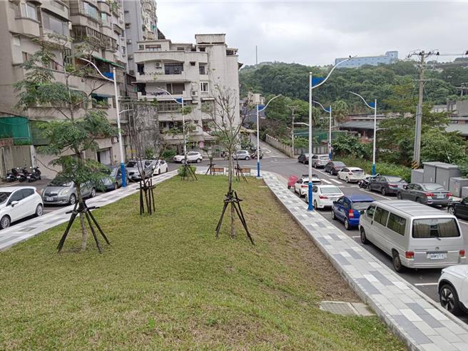 有民眾質疑，基隆市信義區東光公園附近有車輛違停，警方卻表示無法開單告發，認為可能有包庇情事。但警方表示，由於先前工程未完成驗收，因此警方也不能依法取締。（張志康攝）
