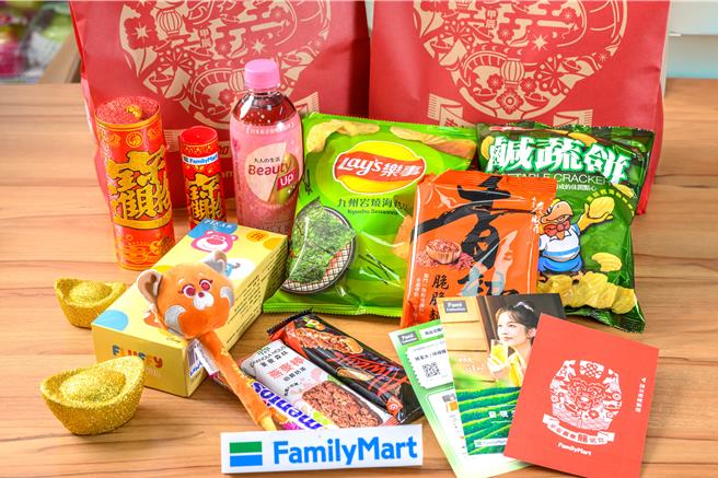 全家「祥龙福袋」每袋售价249元，内容物包含价值200元的零食饮料，以及全新附赠价值60元至80元的FamiCollection冷饮兑换券。（全家提供／朱世凯台北传真）