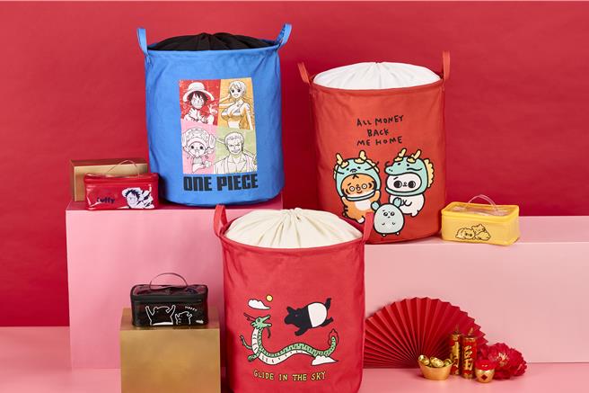 全家肖像福袋组合包括「束口收纳篮」形式，里头还附肖像果冻收纳包，499元。（全家提供／朱世凯台北传真）