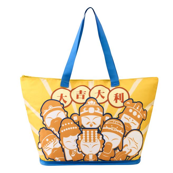 全家今年也以自家原生经典IP好神公仔创造「好神保冷袋」，并附赠可爱点心盘，399元限量6000个。（全家提供／朱世凯台北传真）