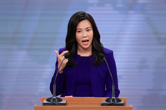 2024总统大选副总统候选人电视辩论会1日在公视举行，民眾党副总统候选人吴欣盈就相关议题进行辩论。（台北市摄影记者联谊会提供）