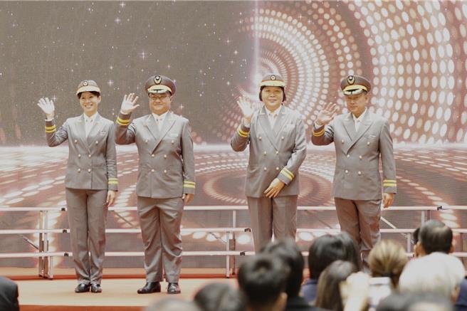 特等站长新制服採用灰色系，西装下领及袖口採金色滚边，并採金色双排扣，制帽恢復穗禾，帽带为金色。（台铁公司提供／蔡亚桦台北传真）