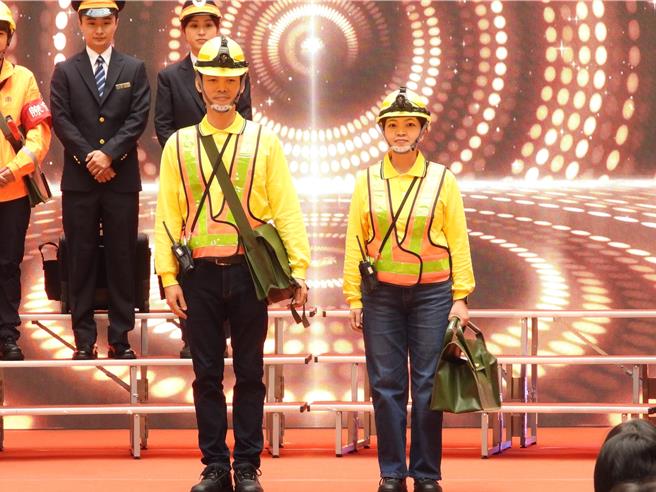 台铁管理局改制为国营台铁公司，员工穿上新制服亮相。（台铁公司提供／蔡亚桦台北传真）