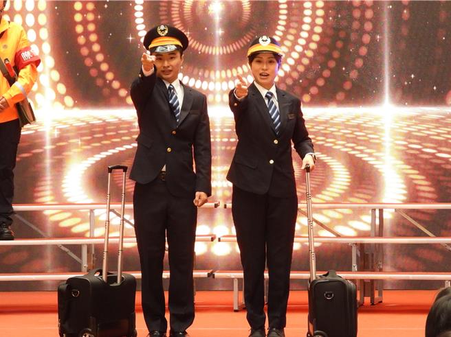 机务乘务人员新制服调整顏色，较以往顏色深及饱和，西服上衣由原本单排三扣，改为单排两扣，领带改为窄版式。（台铁公司提供／蔡亚桦台北传真）