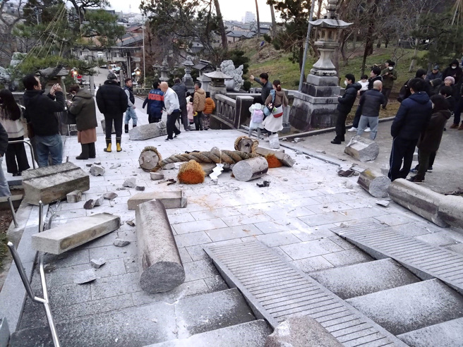 日本中部石川縣發生7.6極淺地震，石川縣已傳出災情，多棟民宅倒塌。畫面為石川縣金澤一座神社的鳥居倒塌。（圖／美聯社）