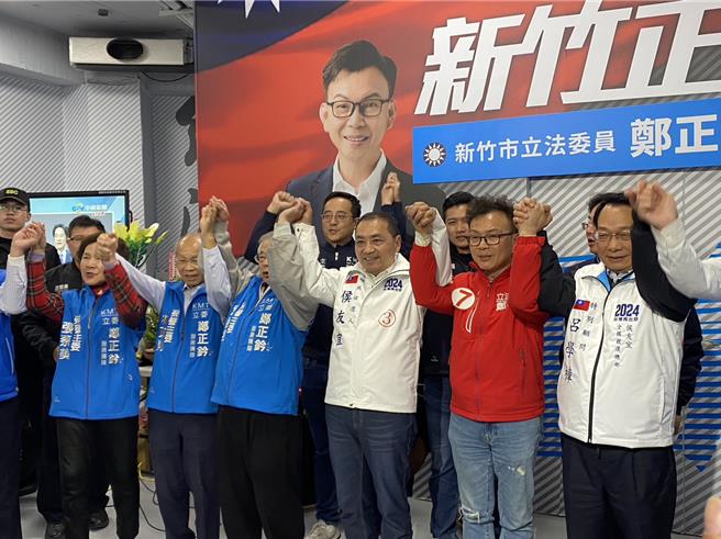 國民黨總統候選人侯友宜（右三）1日下午來到新竹市，陪同國民黨新竹市立委候選人鄭正鈐（右二）在新竹市區掃街拉票。（陳育賢攝）