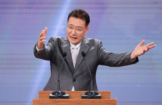 2024總統大選副總統候選人電視辯論會1日在公視舉行，國民黨副總統候選人趙少康就相關議題進行辯論。（台北市攝影記者聯誼會提供）