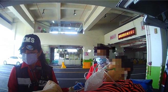 救護人員成功在婦人氣管處夾出一顆狀似完整的貢丸，不久婦人就發出咳嗽及呻吟聲，送醫治療、成功救回一命。（讀者提供∕呂妍庭嘉義傳真）