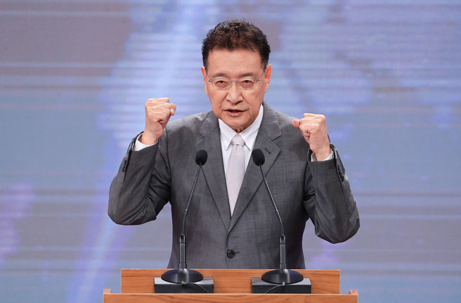 总统大选副总统候选人电视辩论会1日在公视举行，国民党副总统候选人赵少康就相关议题进行辩论。（台北市摄影记者联谊会提供）