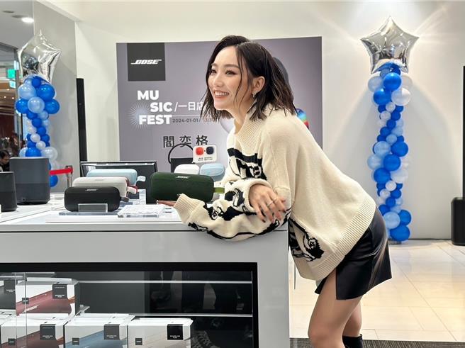 世界顶级音响品牌BOSE远东百货新竹大远百旗舰店1日盛大开幕，特别邀请率性女声阎奕格担任一日店长。（大远百提供／陈育贤新竹传真）