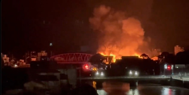 日本大地震 石川轮岛市多数地方停雷，许多民房大面积起火。(图/X) 