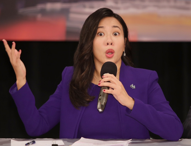 电视辩论会1日举行，民眾党副总统候选人吴欣盈出席会后记者会，肢体表情相当丰富。（季志翔摄）