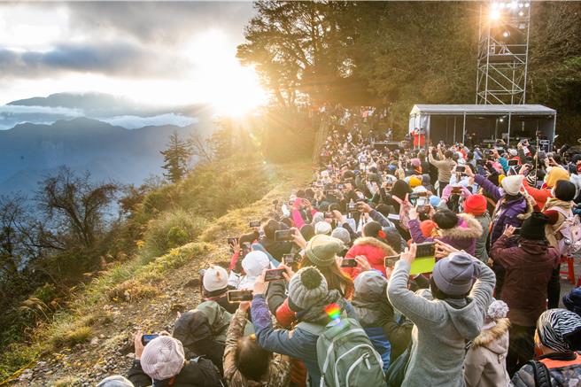观光署表示，因两岸关系导致陆客减少，虽带来观光旅游市场衝击，但台湾观光产业发展，须以多元发展为首要任务。图为阿里山挤满观光客看日出。（观光署提供／蔡亚桦台北传真）