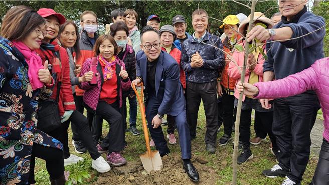 基隆市議會議長童子瑋（前左5）元旦在二沙灣炮台種下一株波羅蜜，祈願基隆變得更好。（張志康攝）