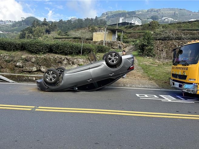 嘉义县阿里山公路台18线63公里处，1日上午11点40分传自小客失控翻覆意外。（竹崎分局提供∕吕妍庭嘉义传真）
