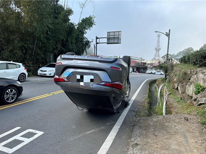 嘉义县阿里山公路台18线63公里处，1日上午11点40分传自小客失控翻覆意外。（竹崎分局提供∕吕妍庭嘉义传真）