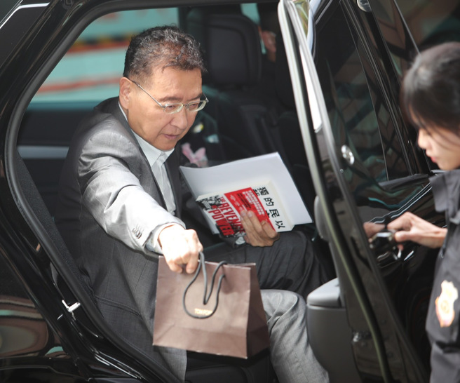 2024年总统大选副总统候选人辩论会1日在公视举行，国民党副总统候选人赵少康手拿道具下车准备入场。（季志翔摄）