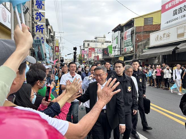 民眾黨籍總統候選人柯文哲1日出席「1／1萬眾1心，全台小草站出來」屏東場，柯雖全程不發言但仍引起不小騷動，柯粉們瘋狂搶拍合影。（謝佳潾攝）