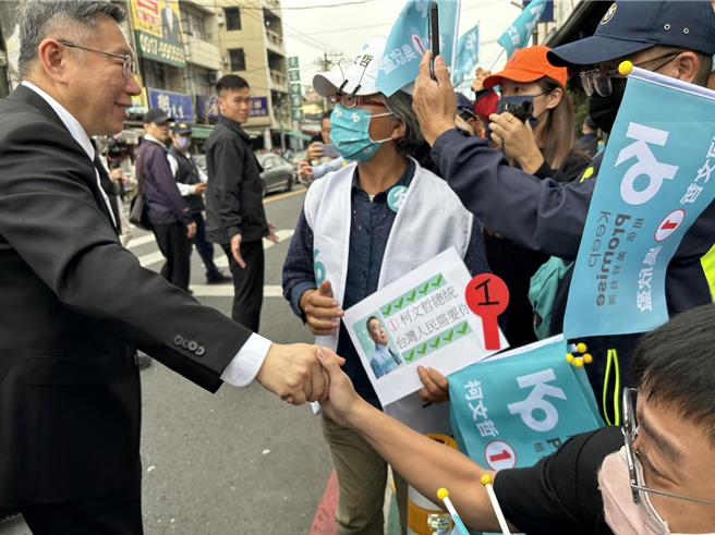 民眾黨籍總統候選人柯文哲1日出席「1／1萬眾1心，全台小草站出來」屏東場，柯雖全程不發言但仍引起不小騷動，柯粉們瘋狂搶拍合影。（謝佳潾攝）