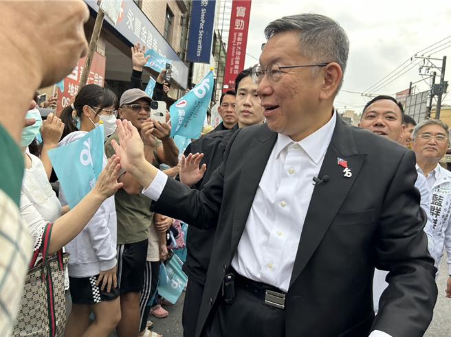 民眾黨籍總統候選人柯文哲1日出席「1／1萬眾1心，全台小草站出來」屏東場，柯雖全程不發言但仍引起不小騷動，柯粉們瘋狂搶拍合影。（謝佳潾攝）