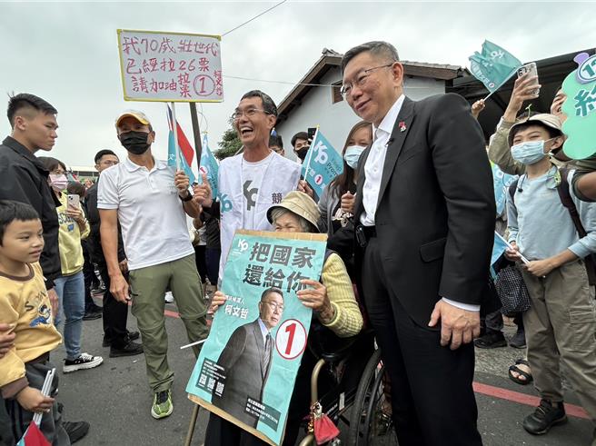 民眾黨籍總統候選人柯文哲1日出席「1／1萬眾1心，全台小草站出來」屏東場，柯雖全程不發言但仍引起不小騷動，柯粉們瘋狂搶拍合影。（謝佳潾攝）