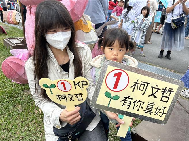 民眾黨籍總統候選人柯文哲1日出席「1／1萬眾1心，全台小草站出來」屏東場，柯雖全程不發言但仍引起不小騷動，柯粉們瘋狂搶拍合影。（謝佳潾攝）