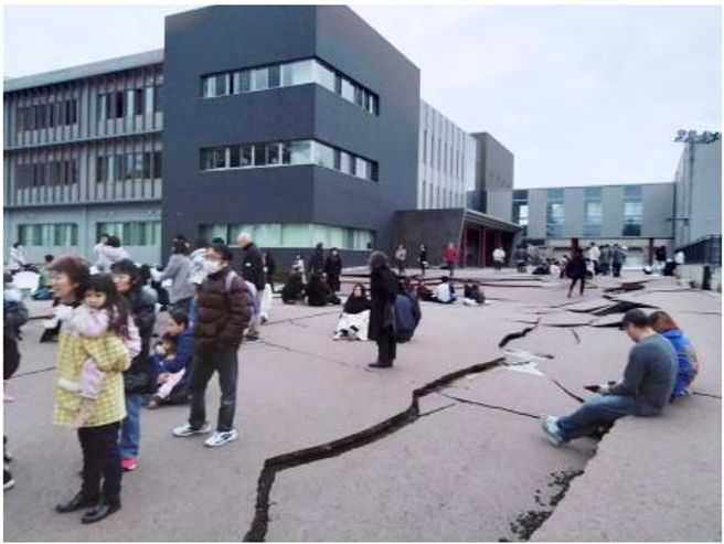 日本西部遭遇大地震，离震央最近的 轮岛医院成为伤者的治疗中心，但是医院外也有怵目惊心的地裂。(图X)
