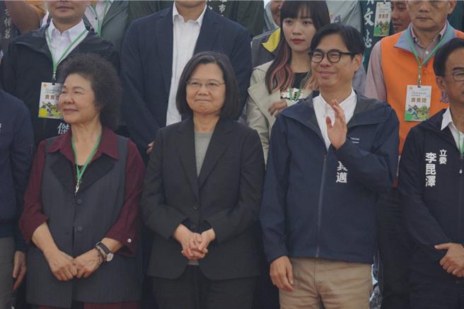 蔡英文總統、高雄市長陳其邁、與推動輕軌建設的時任高雄市長，現任監察院長陳菊同台，在2024年元旦見證高雄輕軌成圓時刻。（任義宇攝）