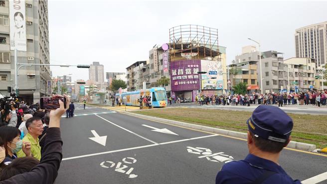 大批民眾到場見證輕軌成圓首航，並期待在傍晚6點能搭乘體驗。（任義宇攝）
