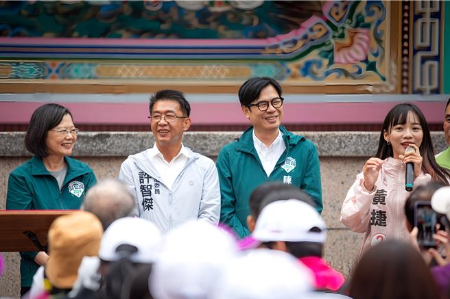 蔡英文總統1日至高雄鳳山區文衡殿參拜，也替民進黨第七選區、挑戰四連霸的立委參選人許智傑及第六選區立委候選人黃捷助講。（袁庭堯攝）