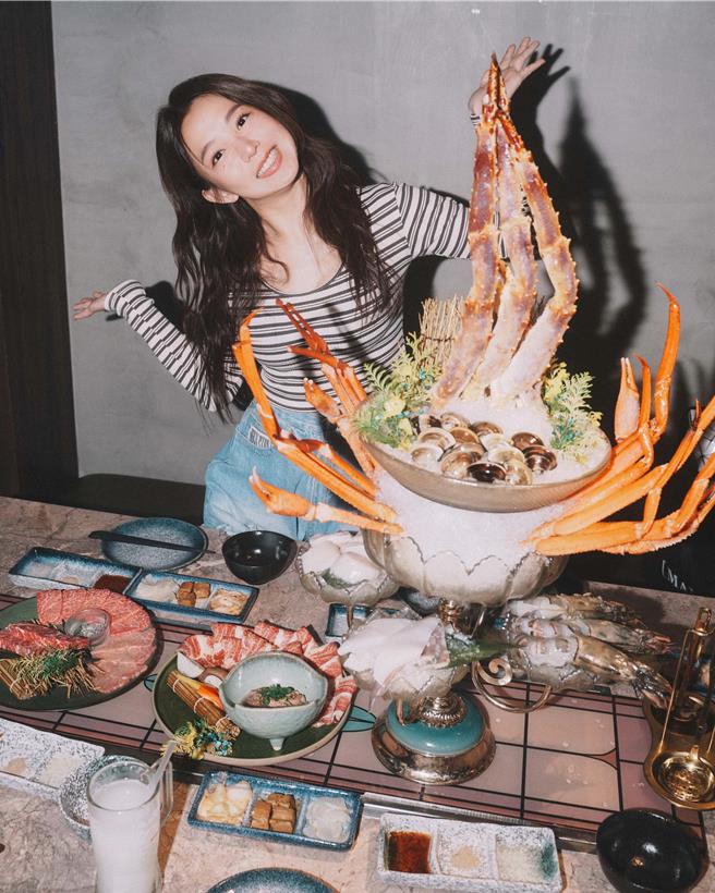 郭书瑶跨年演出前先请工作团队大啖帝王蟹、和牛大餐。（星星相艺提供）