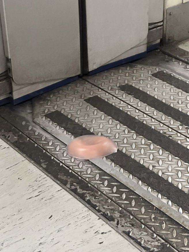 男子在板南线车厢地上发现水饺垫。（翻摄自爆废1公社脸书）