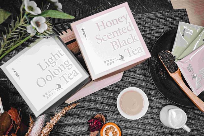 台湾蓝鹊茶以石虎米、古早味爆米香及茶包推出「茶米香礼盒」，一口茶香、一口米香让人吃了让人圆满过好年。（新北市农业局提供）
