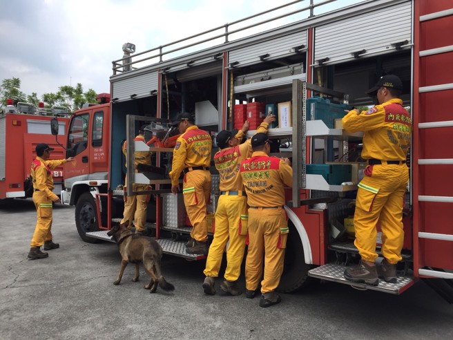 目前消防署已完成搜救人员160名（含4位医师、4位护理师、1位结构技师） 、搜救犬4只及各式装备器材13公吨的国际人道救援的整备。（图／消防署提供）