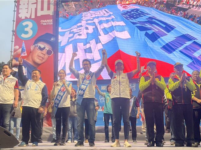 国民党高雄七选区立委候选人锺易仲元旦在凤山五甲龙成宫举办「凤山换新3」团结造势大会，柯志恩宣布自己已经完成过户手续，在高雄买房，且要常驻高雄。（洪浩轩摄）