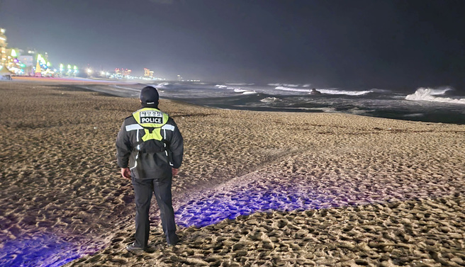 日本石川7.6强震引发的海啸已经抵达南韩东海岸。图为南韩官员在江原道观测海平面变化。（图／美联社）