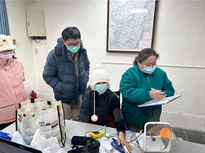 医师提醒许多游客登高山如出现包括头痛、虚弱无力、噁心、呕吐、眩晕以及疲倦等高山症症状应立即就医。南投县卫生局提供