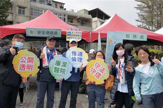 北荣政风室为了强化廉政宣导，也在健行活动终点设置摊位，以「乾净选举、清廉医院」为主题，办理宣导活动（北荣政风室提供）