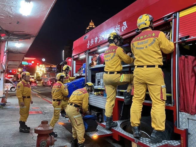 台北市搜救队轮值人员（65人及2只搜救犬）进行个人装备、团体装备、各项生命搜索仪器整备随时驰援。（图／消防局提供）