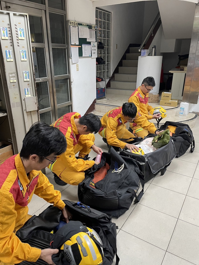 台北市搜救队轮值人员（65人及2只搜救犬）进行个人装备、团体装备、各项生命搜索仪器整备随时驰援。（图／消防局提供）