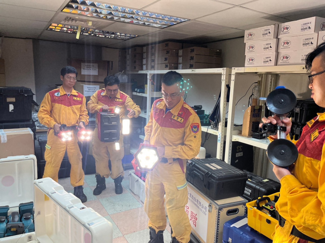 台北市搜救队轮值人员（65人及2只搜救犬）进行个人装备、团体装备、各项生命搜索仪器整备随时驰援。（图／消防局提供）