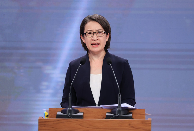 2024总统大选副总统候选人电视辩论会1日在公视举行，民进党副总统候选人萧美琴就相关议题进行辩论。（台北市摄影记者联谊会提供）